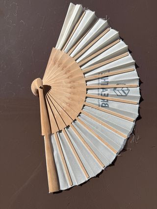 Abanico BREATHE madera blanco y beige