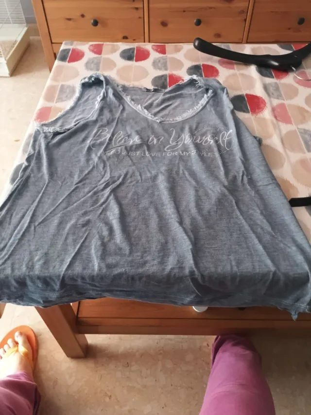 Camiseta tirantes gris con mensaje
