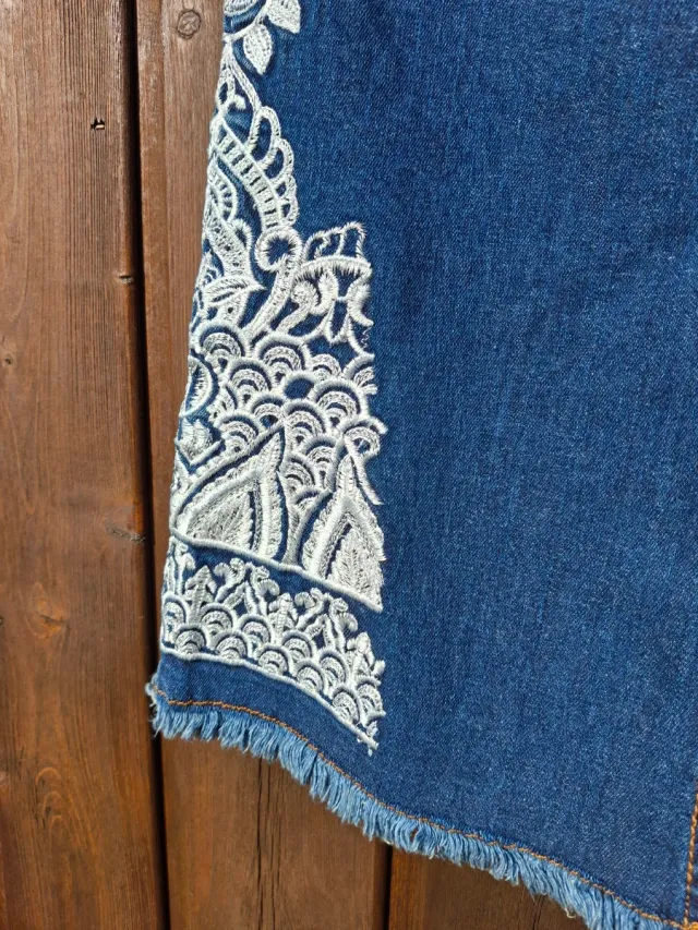 Vaqueros campana con bordado blanco