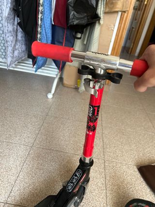 Patinete infantil rojo y negro