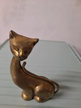 Gato de cobre decorativo