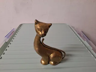 Gato de cobre decorativo