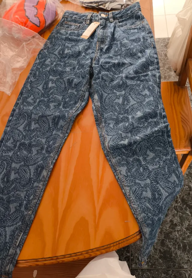 Pantalón vaquero estampado mujer
