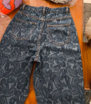 Pantalón vaquero estampado mujer