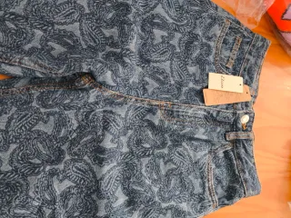 Pantalón vaquero estampado mujer