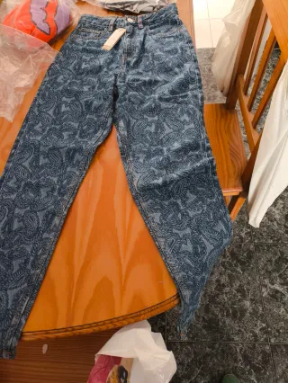 Pantalón vaquero estampado mujer