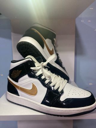 Zapatillas Jordan 1 Mid Negro, Blanco y Dorado