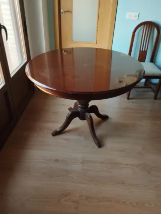 Mesa redonda de madera con 6 sillas