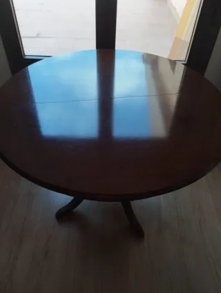 Mesa redonda de madera con 6 sillas