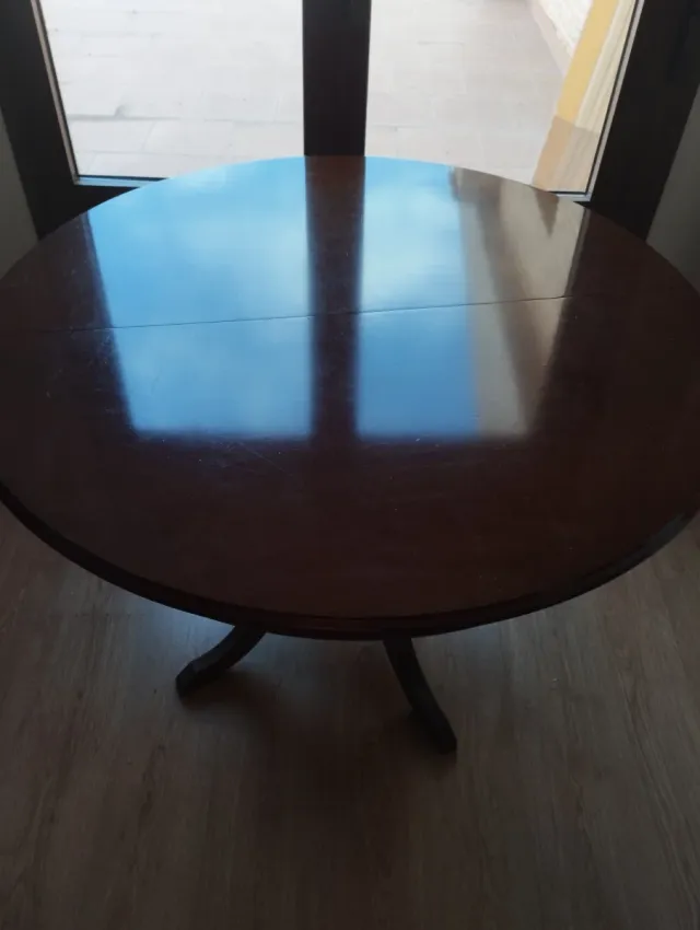 Mesa redonda de madera con 6 sillas