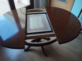 Mesa redonda de madera con 6 sillas