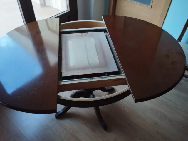 Mesa redonda de madera con 6 sillas