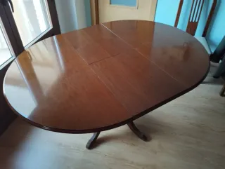 Mesa redonda de madera con 6 sillas