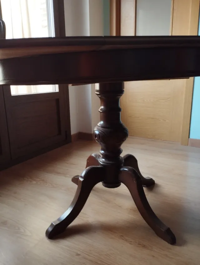 Mesa redonda de madera con 6 sillas