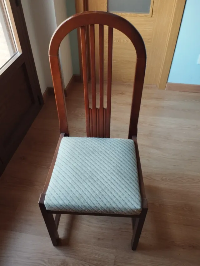 Mesa redonda de madera con 6 sillas