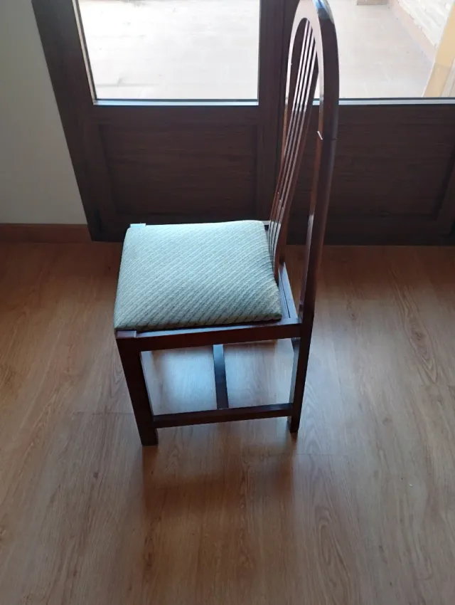 Mesa redonda de madera con 6 sillas