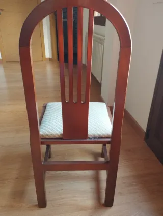 Mesa redonda de madera con 6 sillas