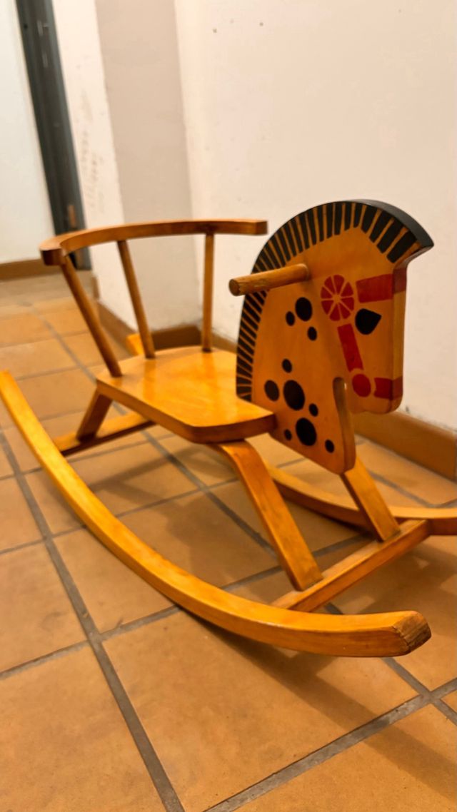 Caballito de madera restaurado.