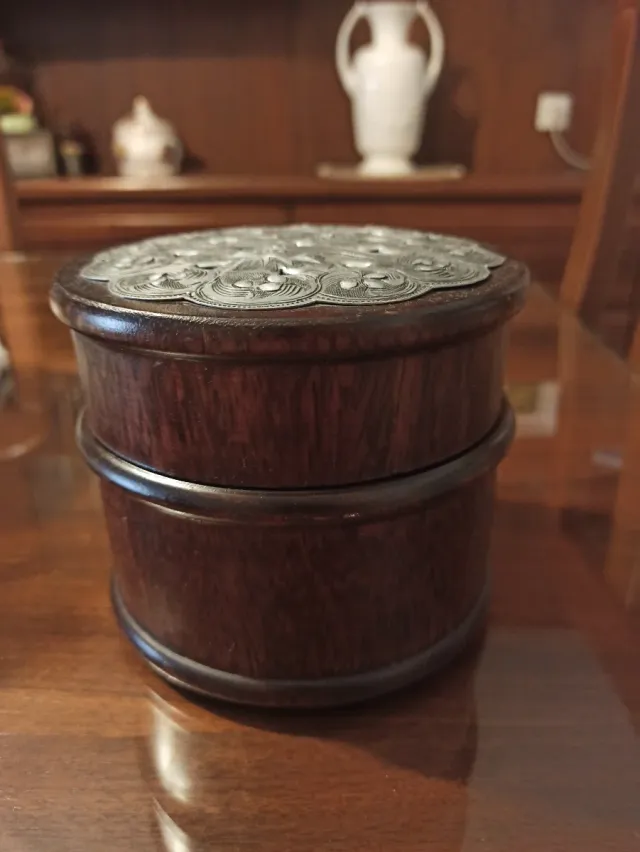 Caja de madera decorada con metal