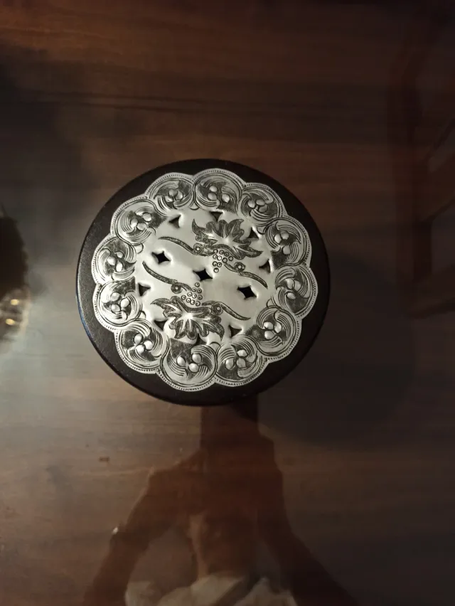 Caja de madera decorada con metal