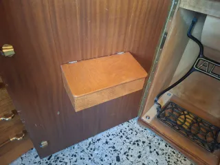 Máquina de coser Alfa con mueble de madera