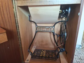 Máquina de coser Alfa con mueble de madera