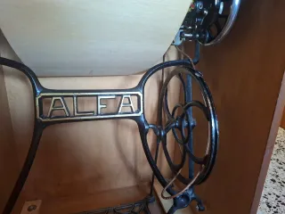 Máquina de coser Alfa con mueble de madera