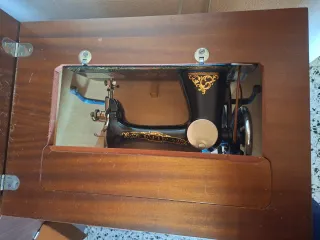 Máquina de coser Alfa con mueble de madera