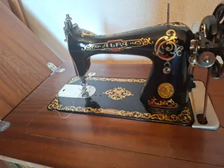 Máquina de coser Alfa con mueble de madera