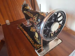 Máquina de coser Alfa con mueble de madera
