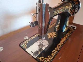 Máquina de coser Alfa con mueble de madera