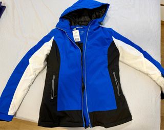 Abrigo deportivo azul, negro y blanco.