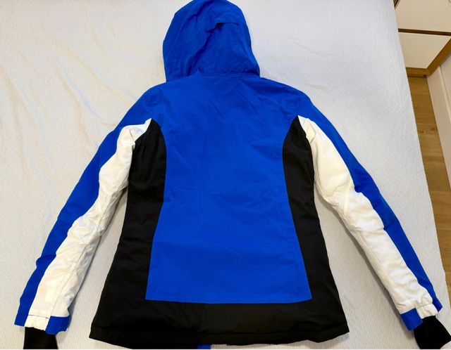 Abrigo deportivo azul, negro y blanco.