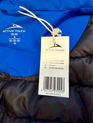 Abrigo deportivo azul, negro y blanco.