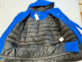 Abrigo deportivo azul, negro y blanco.