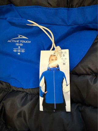 Abrigo deportivo azul, negro y blanco.