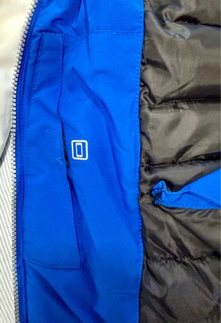 Abrigo deportivo azul, negro y blanco.