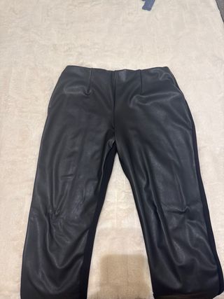 Pantalón efecto piel negro