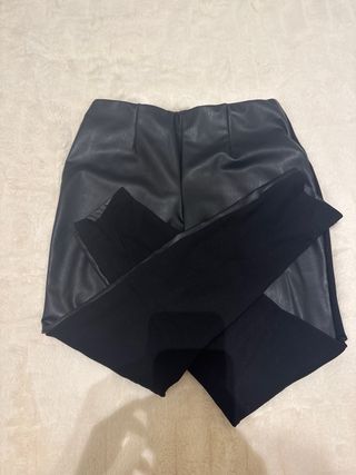 Pantalón efecto piel negro