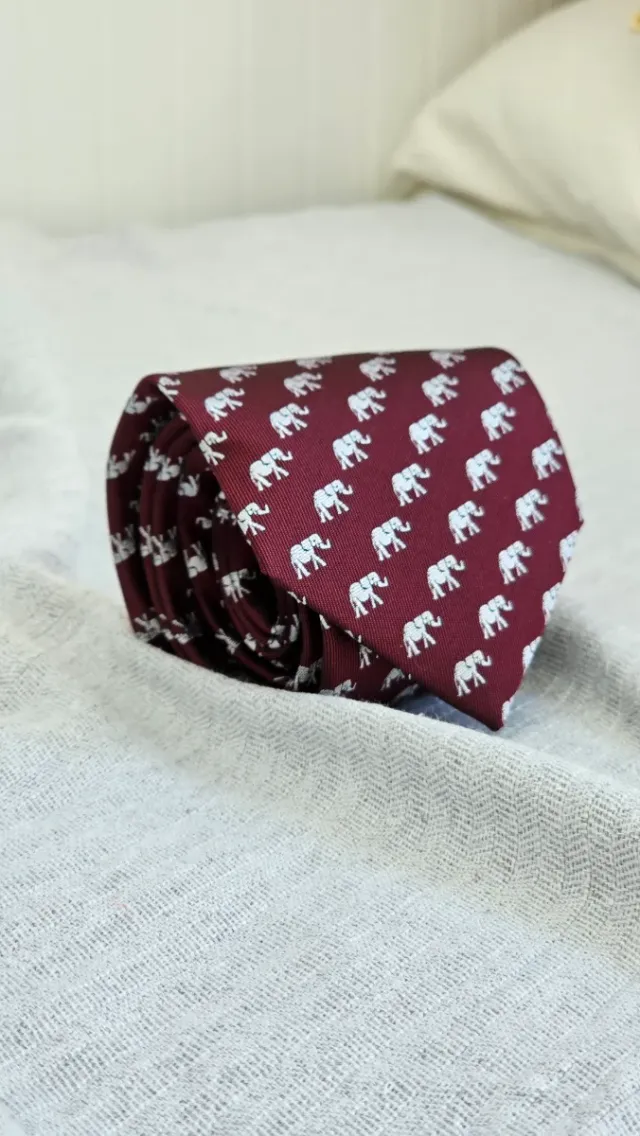 Corbata con elefantes blancos