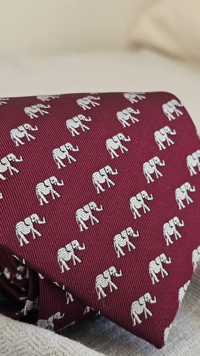Corbata con elefantes blancos