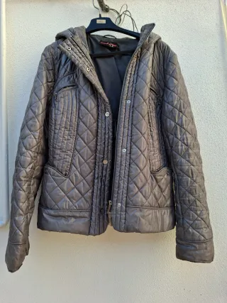 Cazadora acolchada gris con capucha