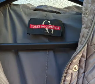 Cazadora acolchada gris con capucha