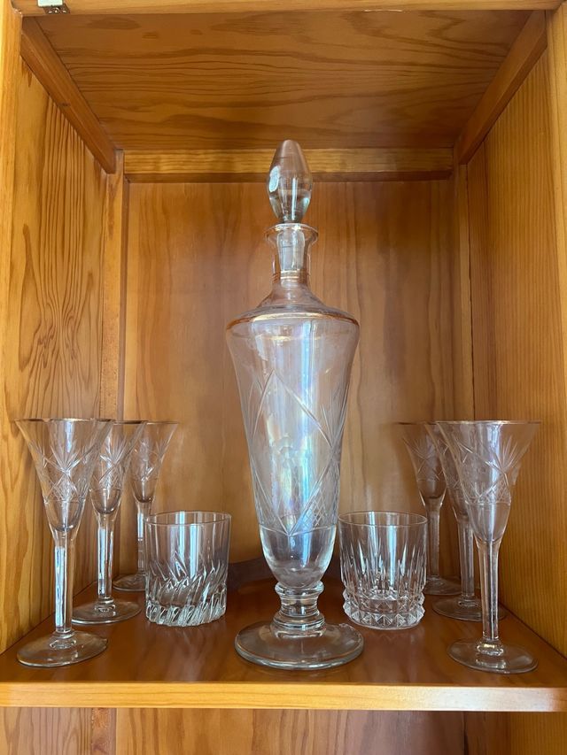 Licorera y copas de cristal antiguas