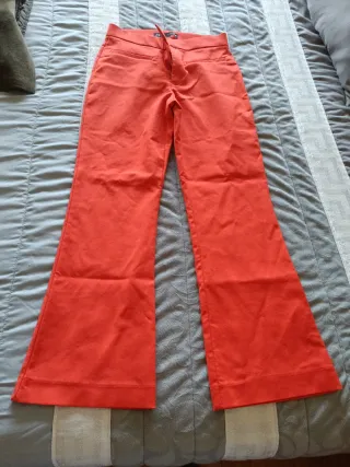 Pantalón rojo acampanado