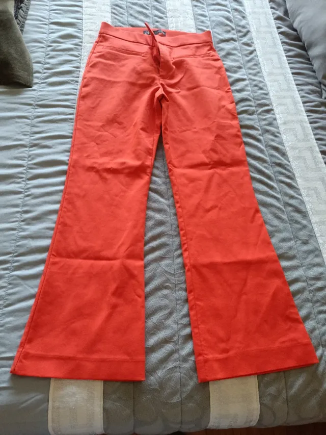 Pantalón rojo acampanado