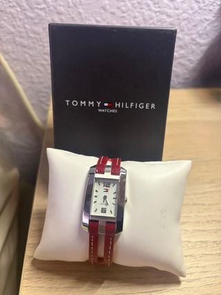 Reloj Tommy Hilfiger Correa Roja y Plata