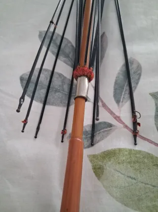 Estructura de sombrilla o parasol antigua tallada