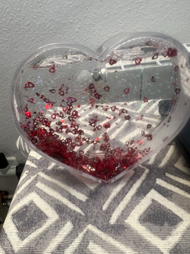 Corazón con brillantina roja