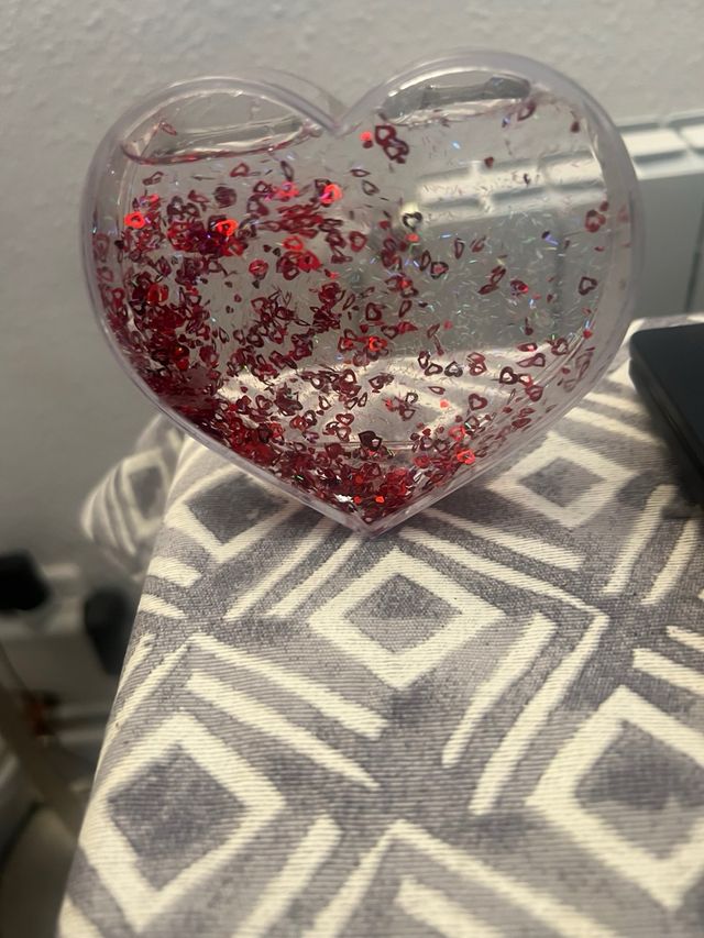 Corazón con brillantina roja